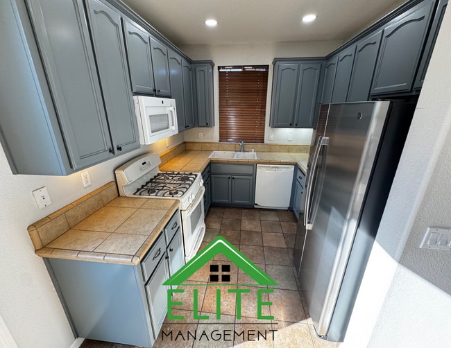 Building Photo - Beautiful 3 Bedroom, 2 Bath Home in Desira...