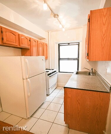 Building Photo - 3 br, 1 bath Apartment - 235 E 11th St