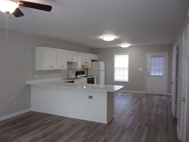 Foto del edificio - Recently Renovated 2 Bedroom 1 1/2 Bath To...