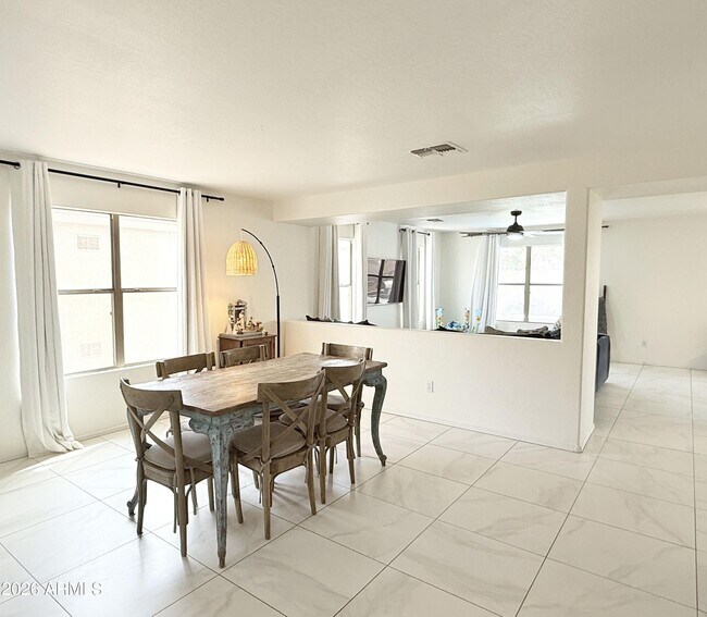 Foto del edificio - 3033 E Santa Rosa Dr