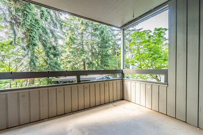 "tree house" feel on top level patio - 10911 NE 37th Pl