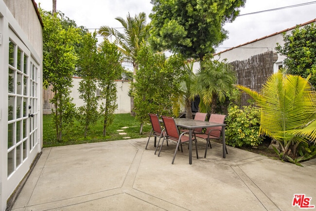 Foto del edificio - 807 N Stanley Ave