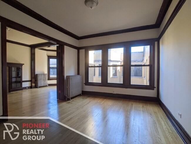 Foto del edificio - 2422 N Sawyer Ave