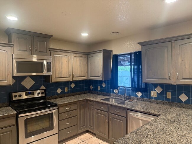 Building Photo - Spacious 3 Bedroom 2 Bath Contact Property Pros Property Management