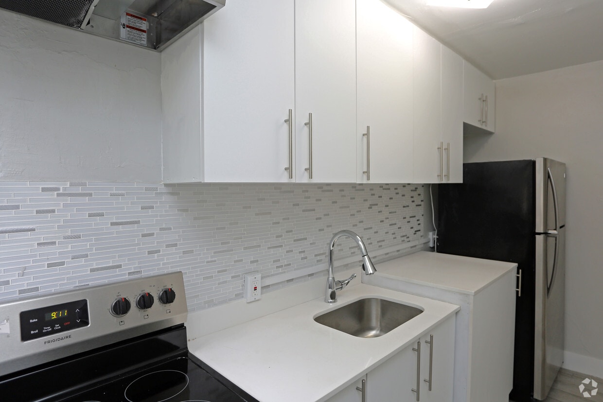 Primary Photo - Poinsettia Place Apartments