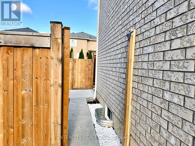Building Photo - 77 Romanelli Cres