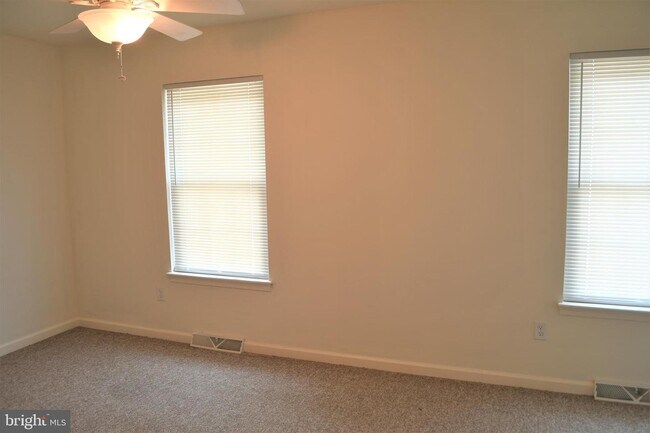 Building Photo - 408 Commons Ln
