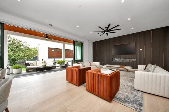 Building Photo - 5327 S Braeswood Blvd