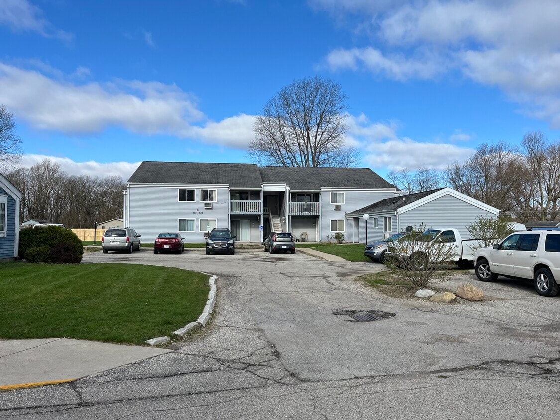 Building Photo - Drake Terrace 1&2