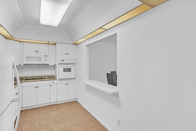 Building Photo - 19390 Collins Ave