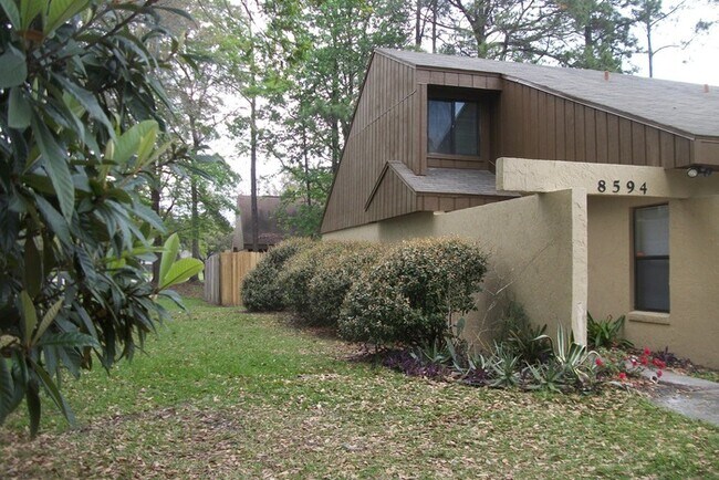 Foto del edificio - 2 Bedroom 2 Bath Townhouse Near NAS Jax