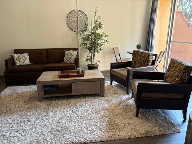 Foto del edificio - AVAILABLE NOW. Electric included. Furnishe...