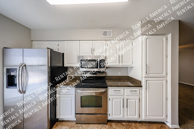 Building Photo - 2025 E Campbell Ave