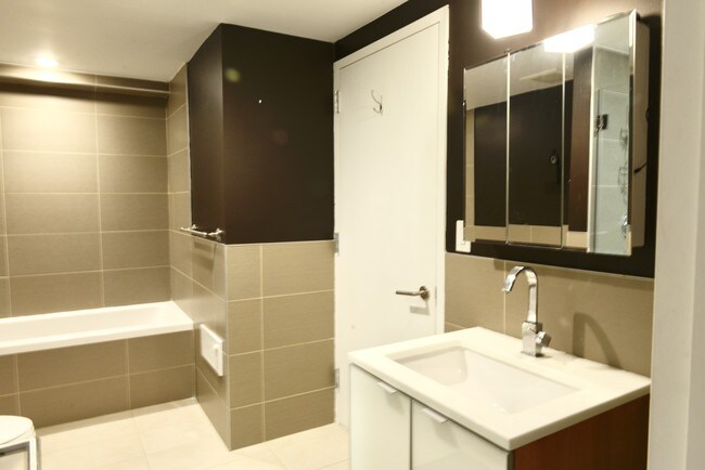 Foto del edificio - 305 McGuinness Blvd