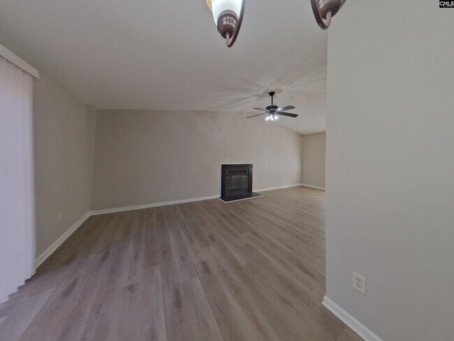 Building Photo - 201 Raintree Dr