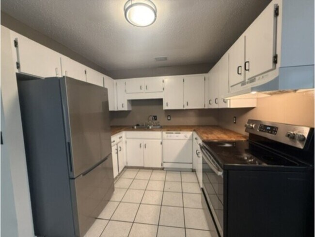 Foto del edificio - Large 4 Bedroom with Family Room, Fireplace, &amp; Screen Porch!