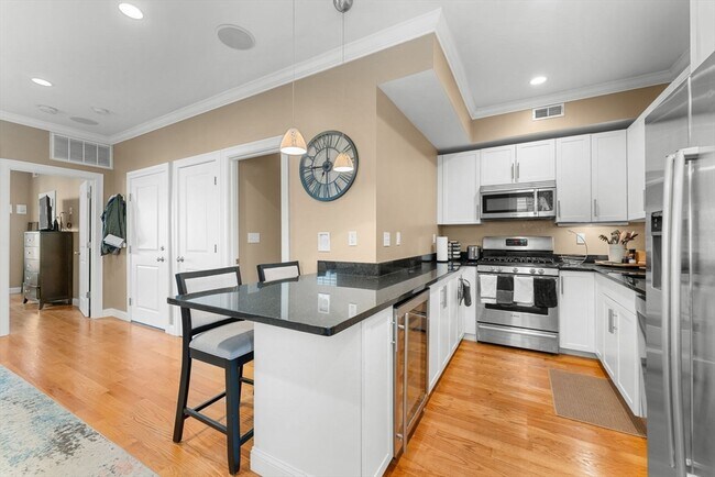 Foto del edificio - 619 E 3rd St