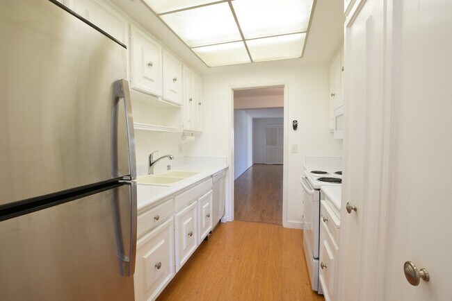 Building Photo - Sharp, Bright and Tranquil 2 Bedroom 2 Bat...