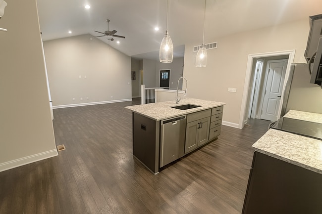 Building Photo - Spacious 4 Bedroom Home with Basement and Wet Bar in Clearwater