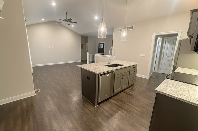 Foto del edificio - Spacious 4 Bedroom Home with Basement and Wet Bar in Clearwater