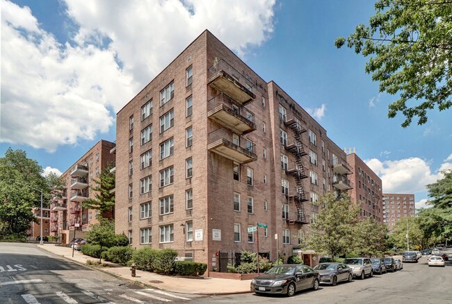 Building Photo - 3725 Blackstone Ave