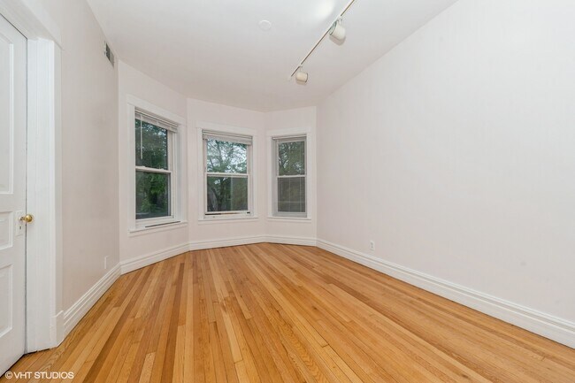 Foto del edificio - 3256 N Lakewood Ave