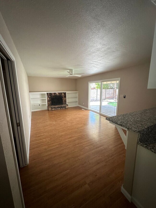Building Photo - 3 Bedroom with Pool!