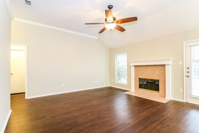 Foto del edificio - 621 Pleasant Valley Dr