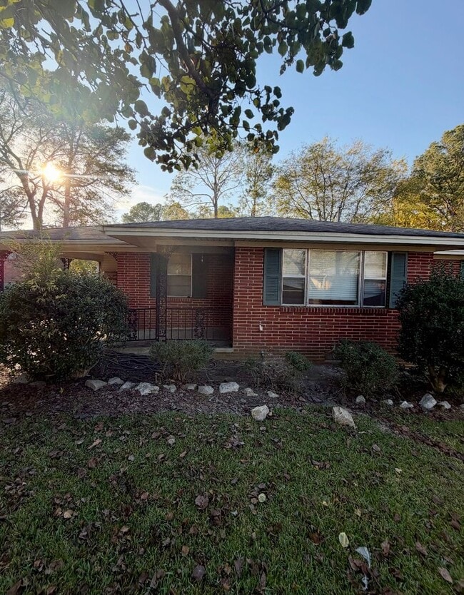 Building Photo - 623 Maynard Dr