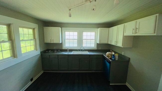 Building Photo - 8 Briarwood Ln