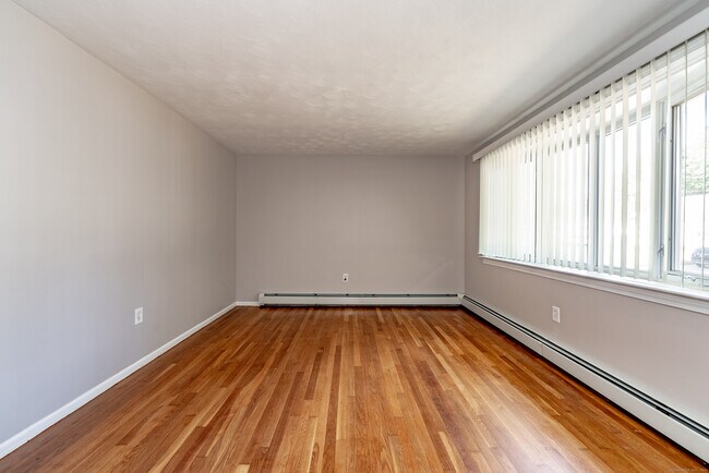 Building Photo - 14 Alaimo Dr