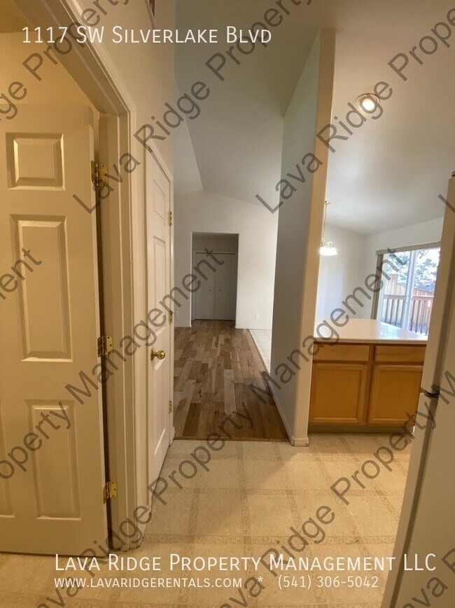 Foto del edificio - 1117 SW Silver Lake Blvd