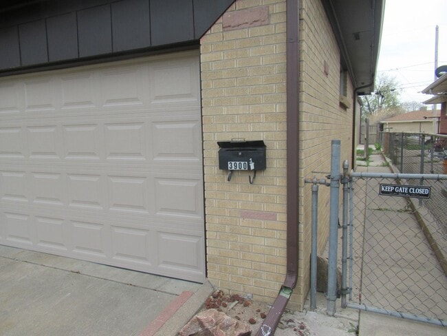 Building Photo - Spacious 3 bed/1 bath basement unit availa...