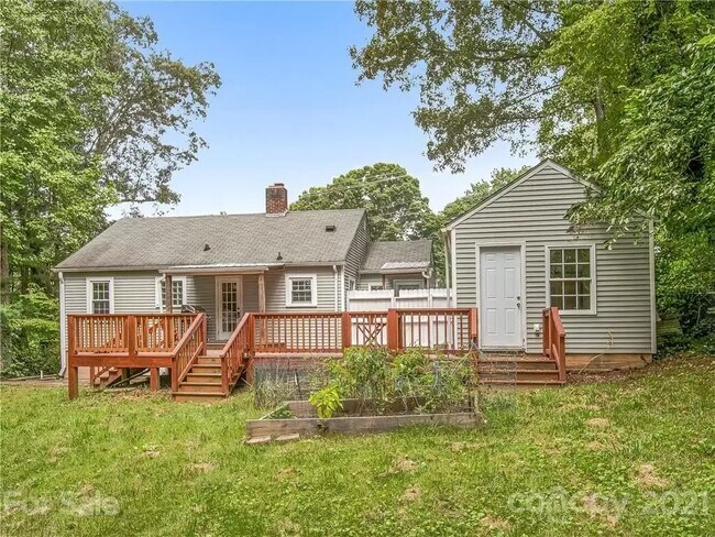 Parte trasera de la casa con terraza y entrada al garaje terminado. - 28 White Pine Dr