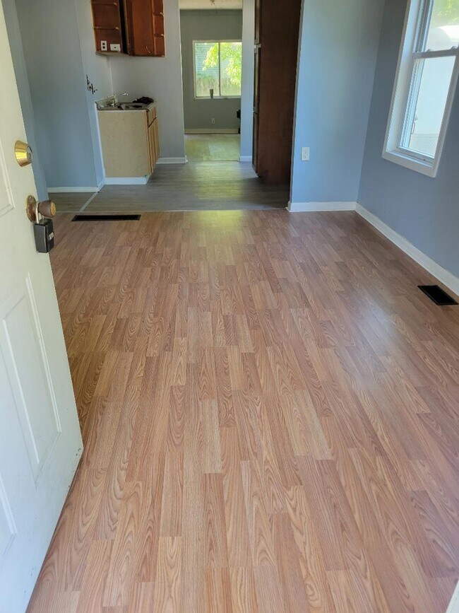 Entrada a la sala de estar - 56 Nichols Dr