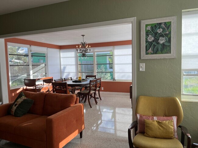 Foto del edificio - 2433 Baywood Dr W