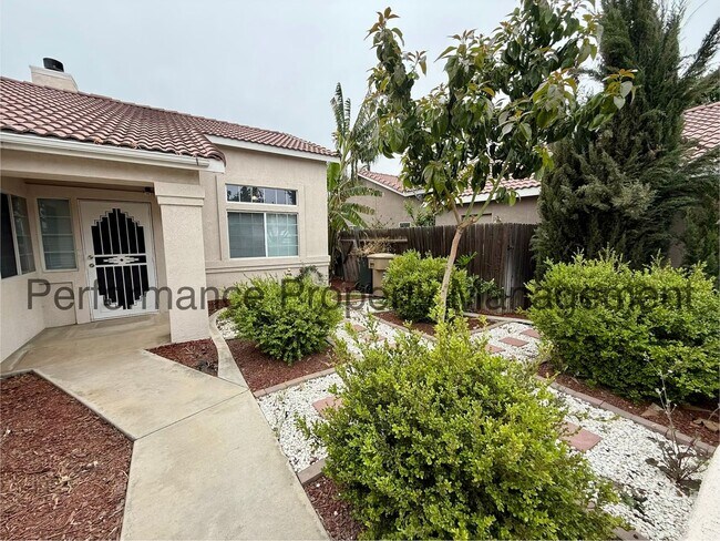 Foto del edificio - Cute 3 Bed/2 Bath SW Bakersfield Home w/ RBP & $0 Deposit Option