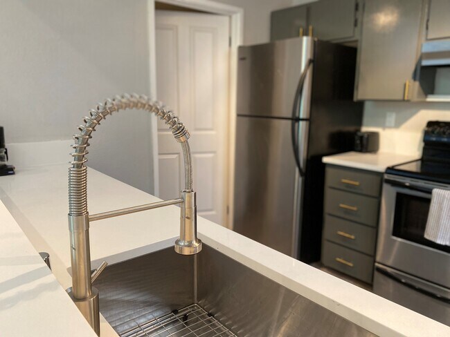 Kitchen - 424 102nd Ave SE