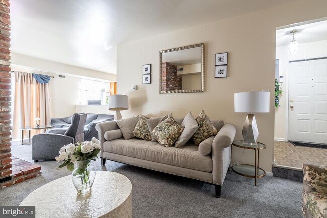 Building Photo - 8 Dickenson Dr