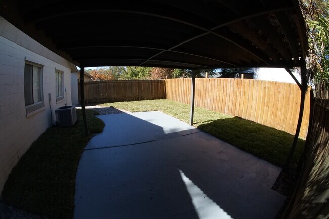 Foto del edificio - 6157 Sandcrest Cir