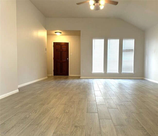 Building Photo - 9019 N Ferndale Pl Dr