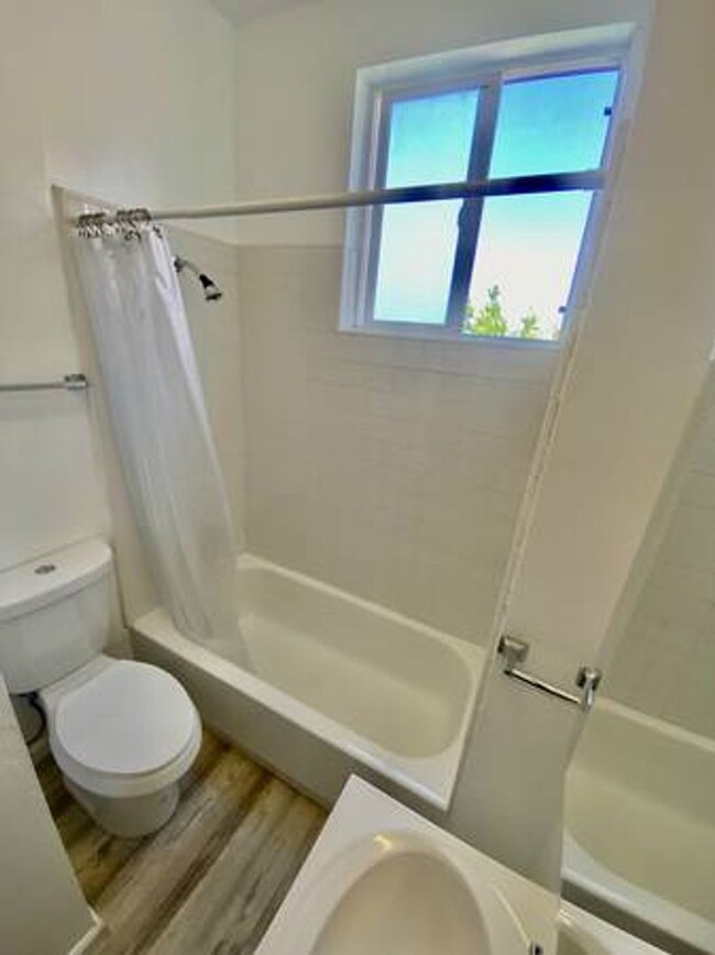 Building Photo - 2BR/1BA Edwardian with Renovated Kitchen &...