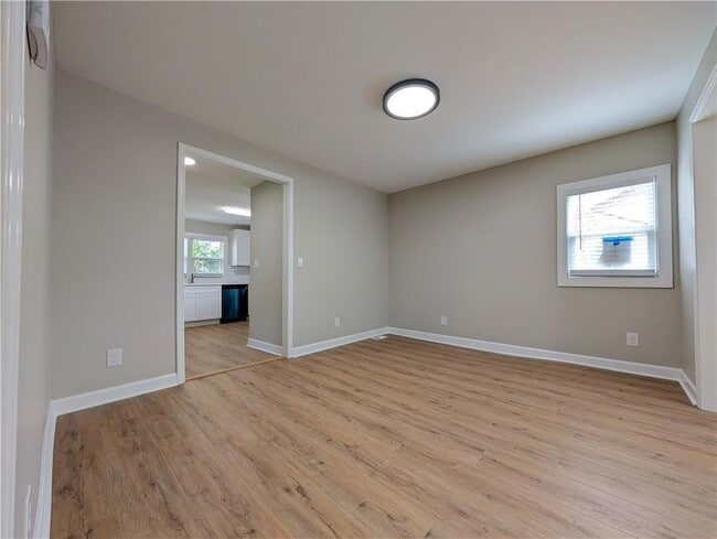 Building Photo - 1377 Pine Ave