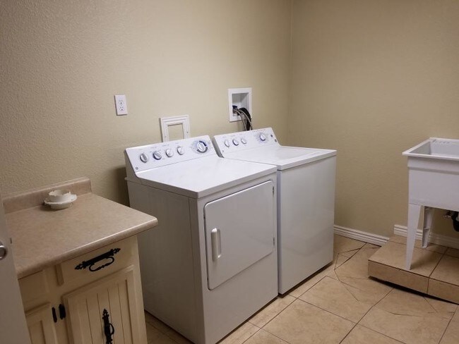 Building Photo - 1018 Redwood Dr