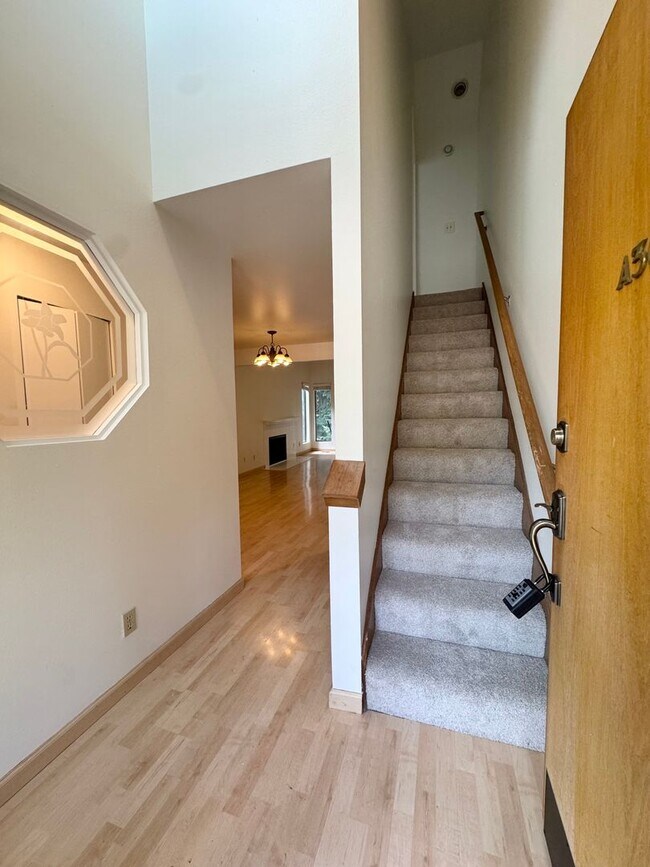 Foto del edificio - Spacious condo with 2 parking spaces included