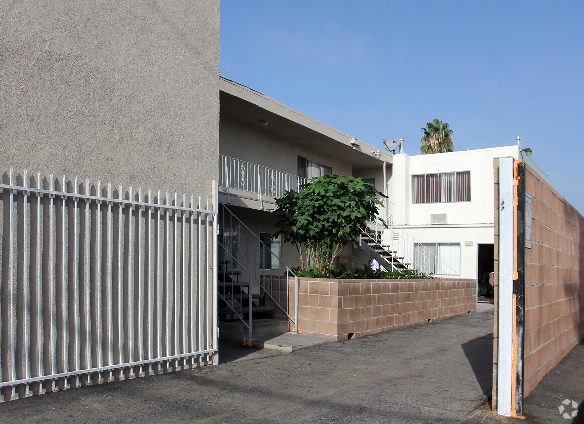 Foto principal - 13527 Van Nuys Blvd