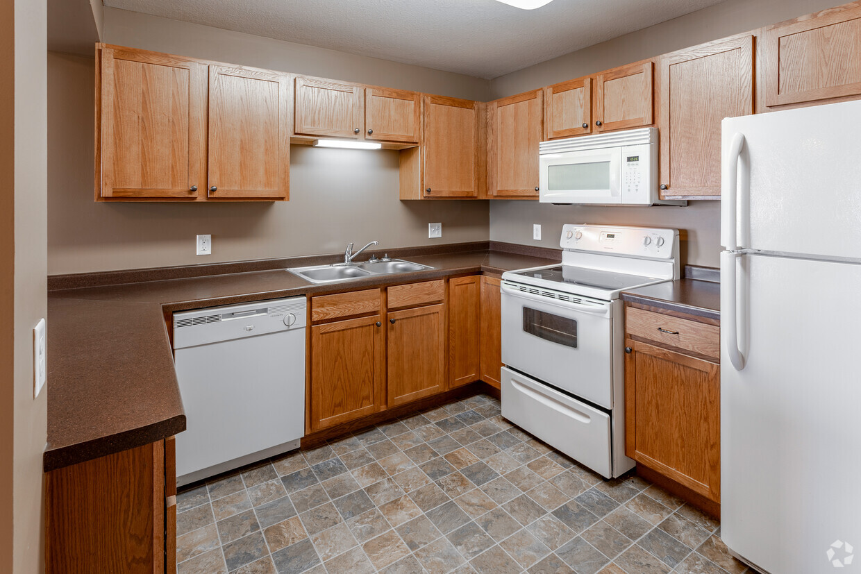 Primary Photo - Cedar Pointe Apartment Homes LLC