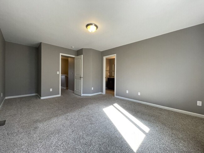 Foto del edificio - Spacious Two-Story Townhouse