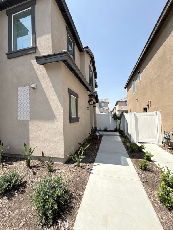 Foto del edificio - 2448 Powell Dr