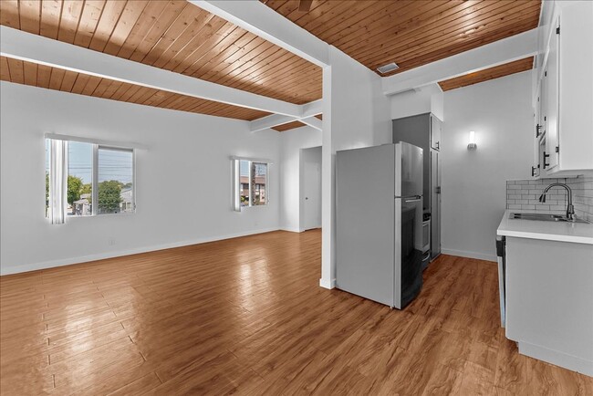 Building Photo - 6114 Cahuenga Blvd